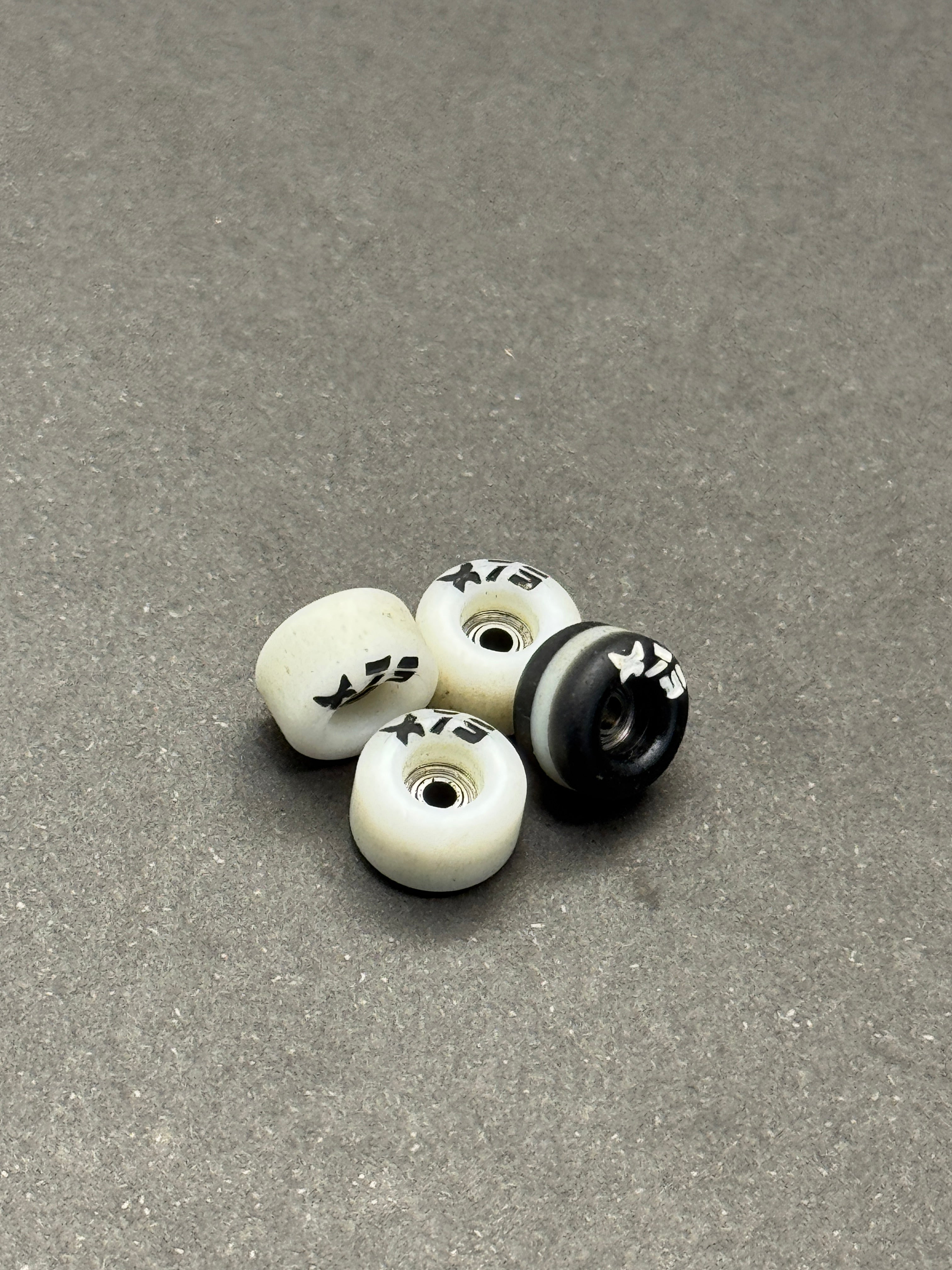 Bloob x Yuck 79s Skunky fingerboard wheels