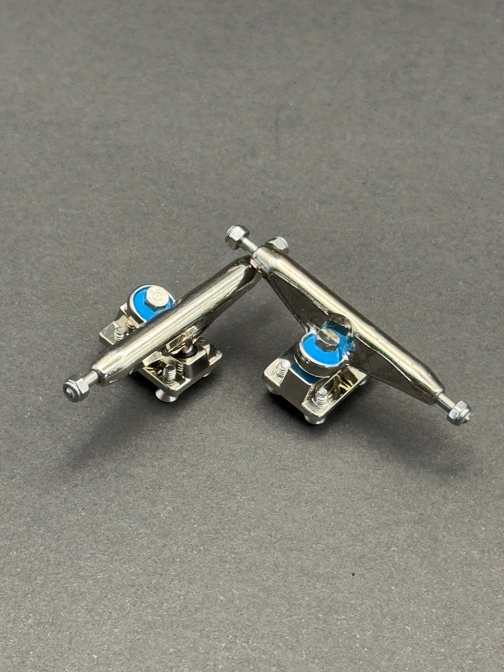 Deli T1 34mm Chrome trucks – product photo
