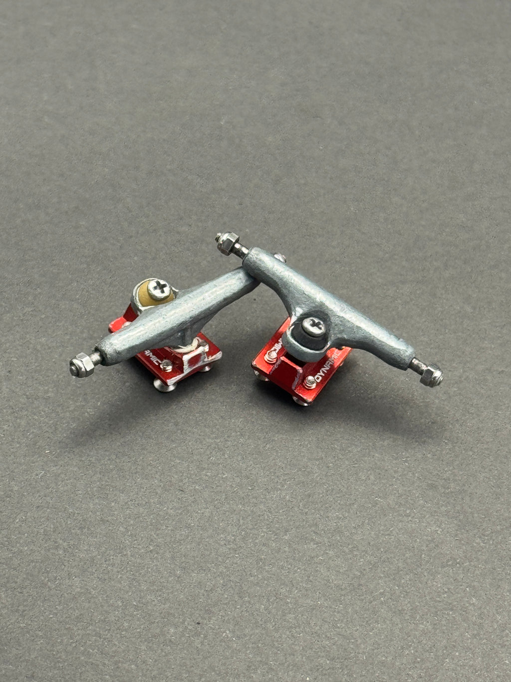 Dynamic 32mm Raw / Red trucks – product photo