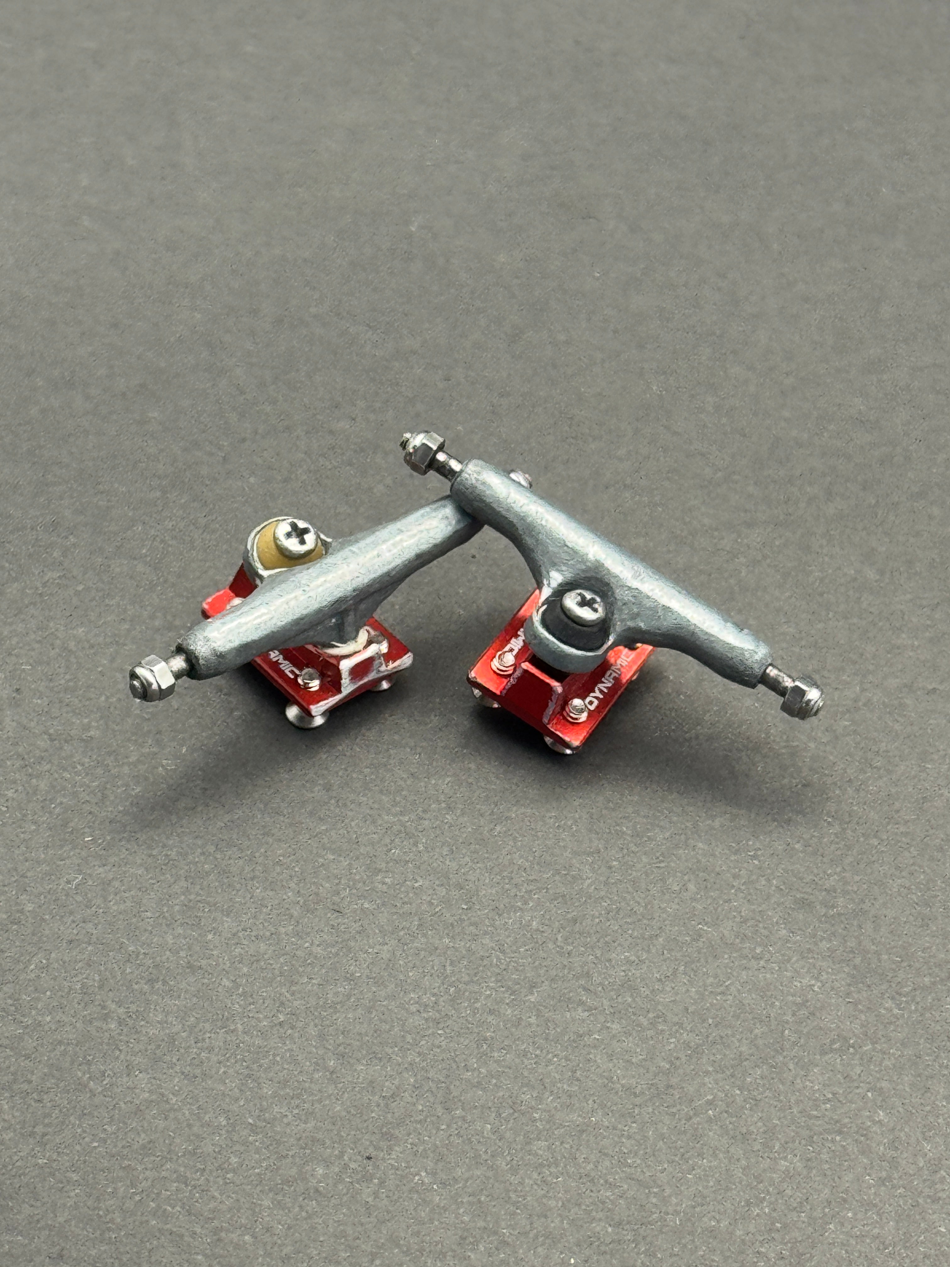Dynamic 32mm Raw / Red trucks – product photo