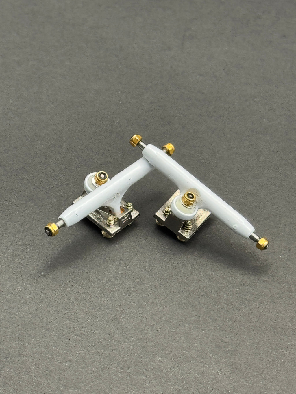 BRT 3.0 36mm White / Silver trucks – product photo