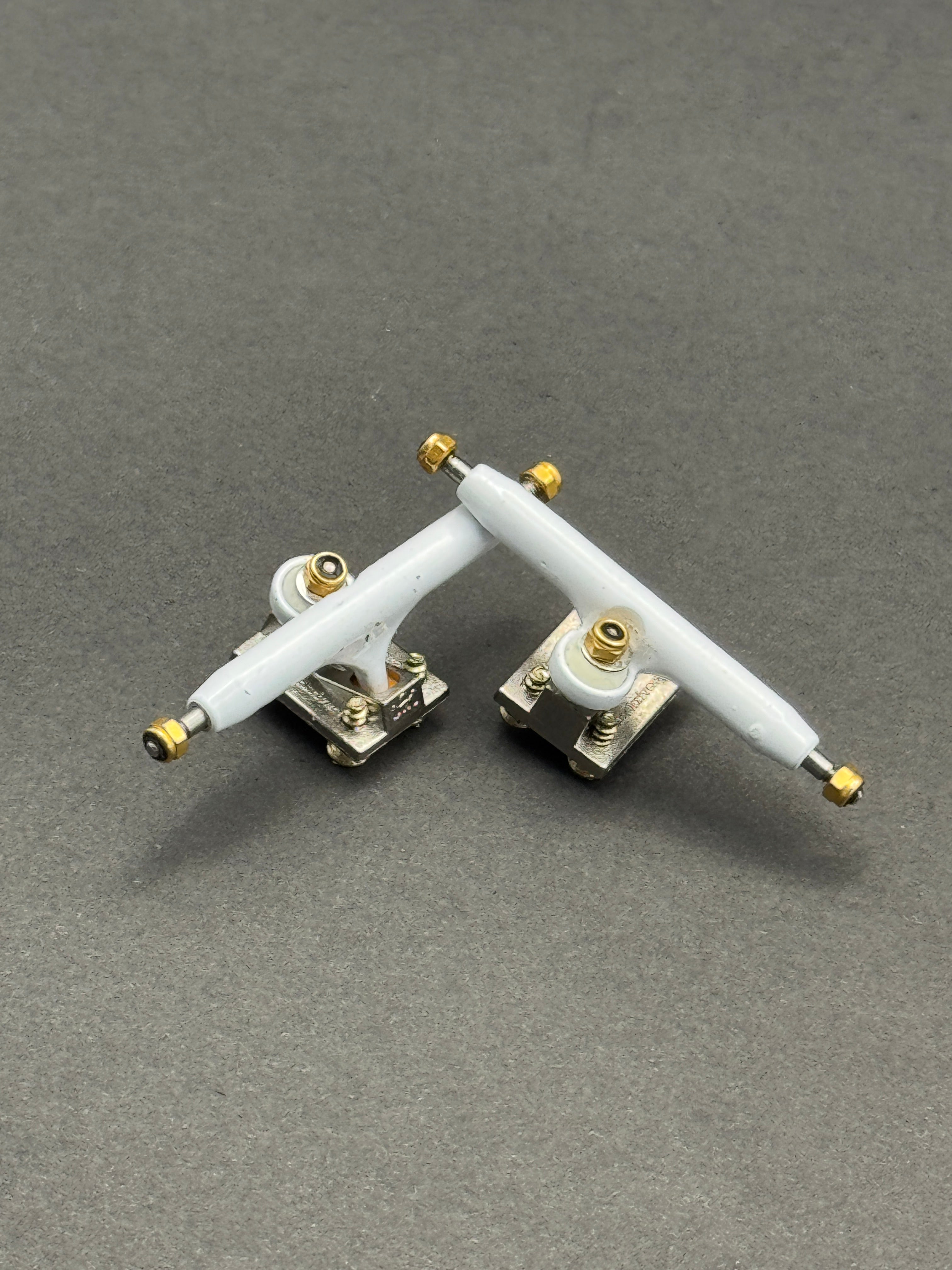 BRT 3.0 36mm White / Silver trucks – product photo