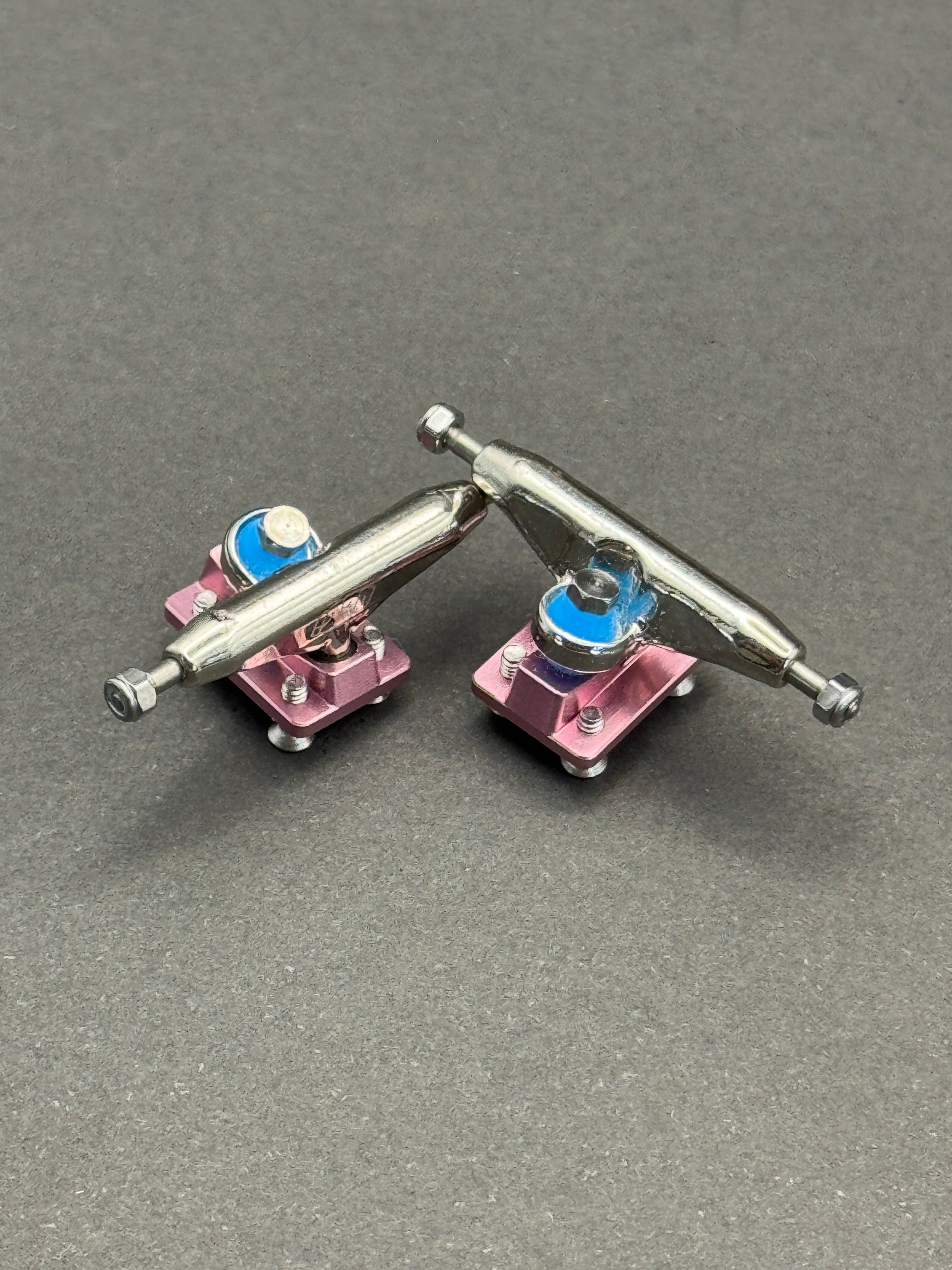 Deli T1 29mm Chrome / Pink trucks – product photo