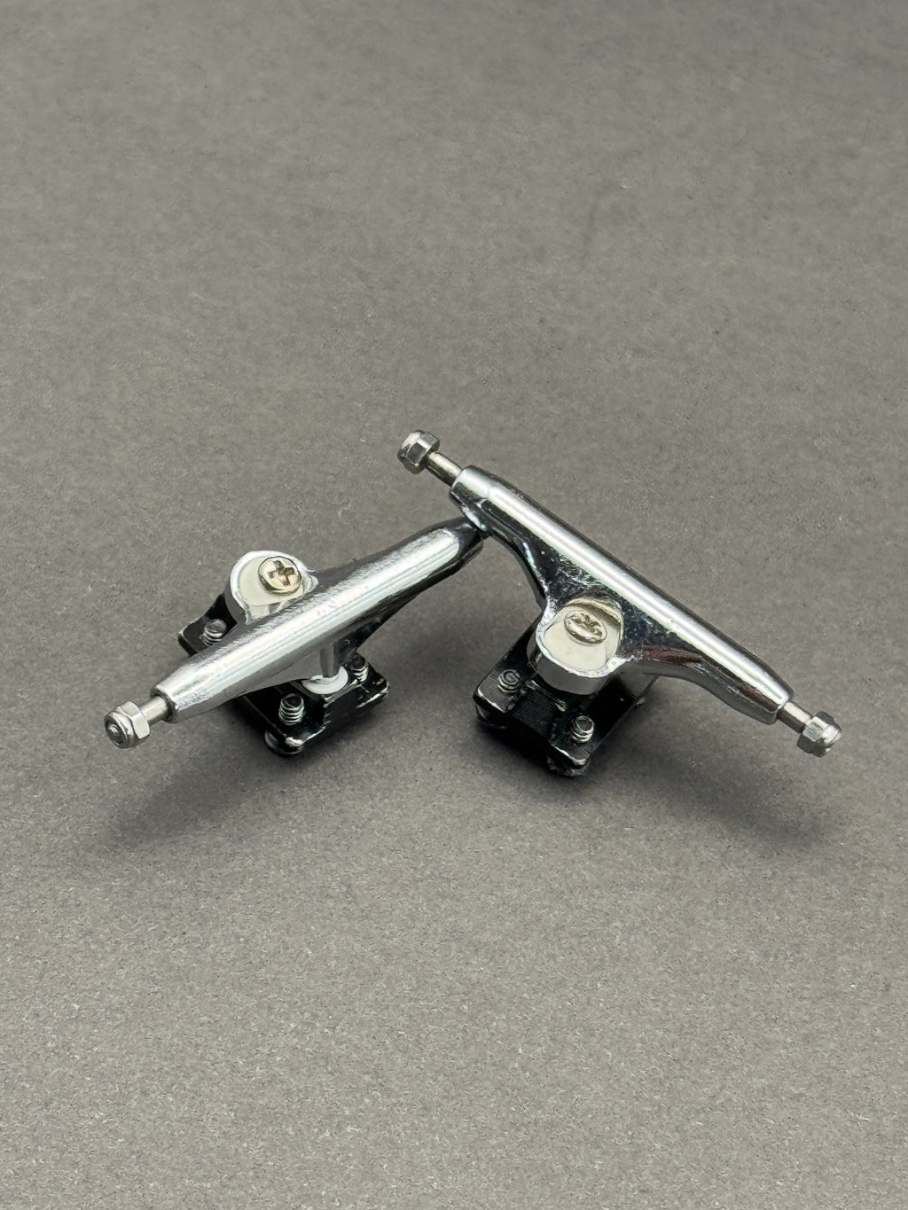 Dynamic 34mm Chrome / Black trucks – product photo