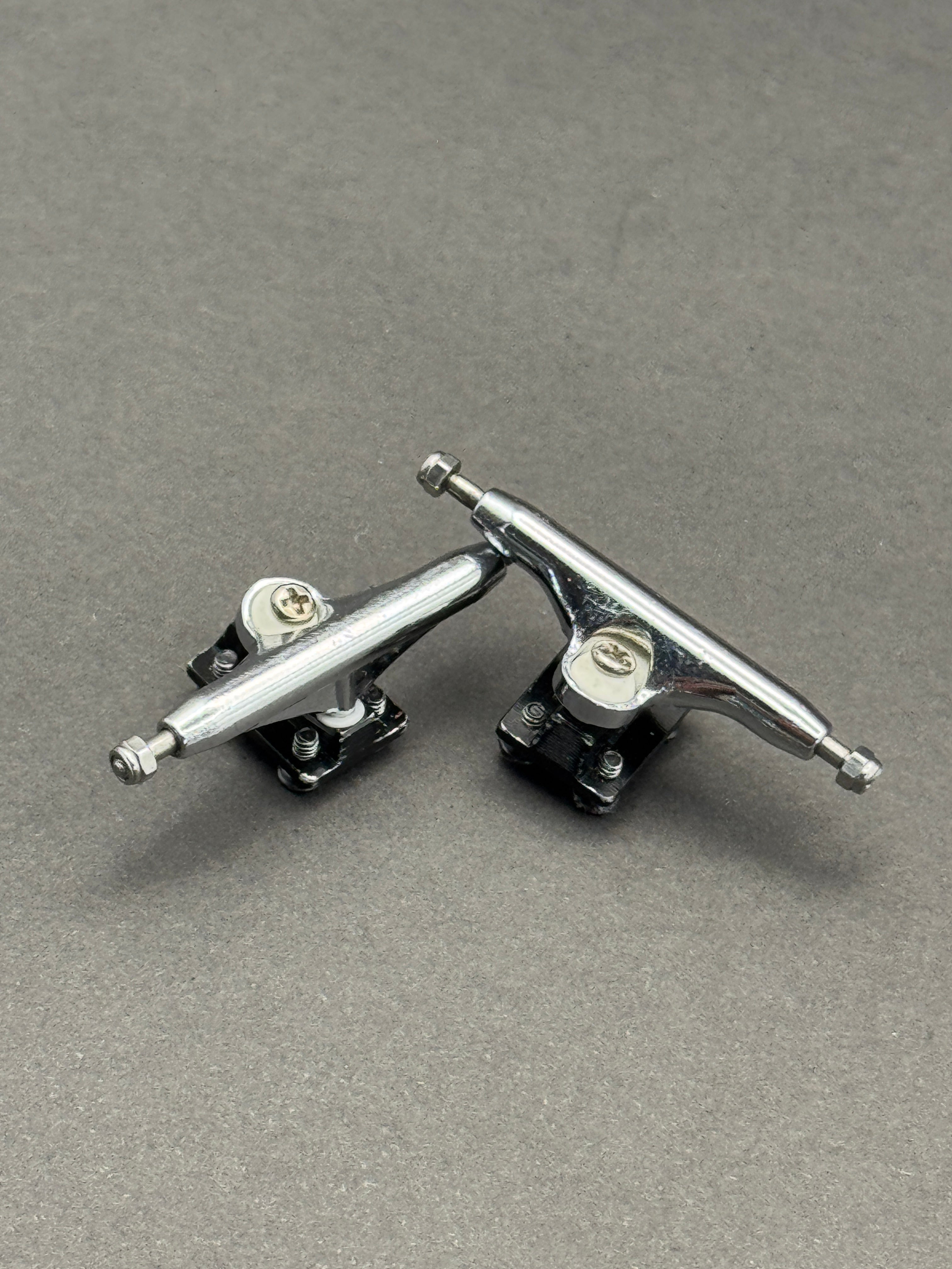 Dynamic 34mm Chrome / Black trucks – product photo