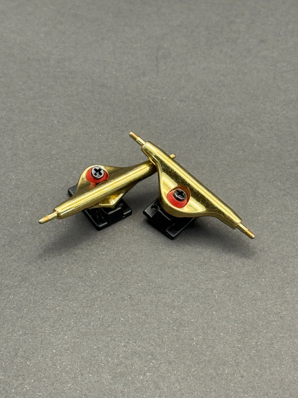 Ossius 34mm Gold / Black trucks – product photo