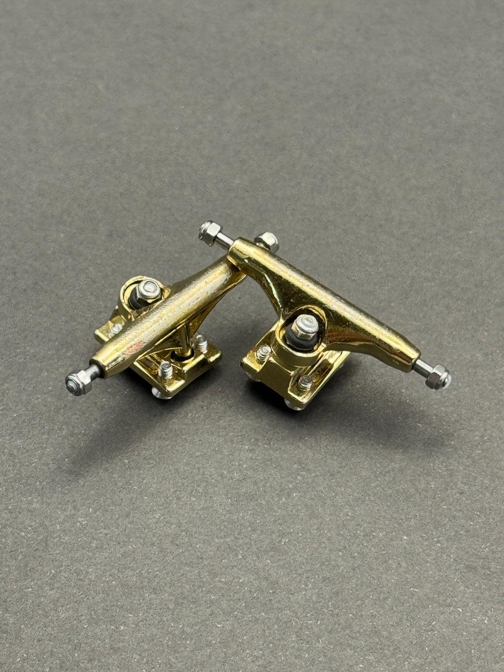 Dynamic SE 32mm Gold trucks – product photo