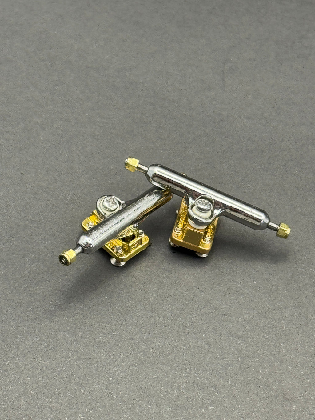 Blistered 34mm Chrome / Gold trucks – product photo