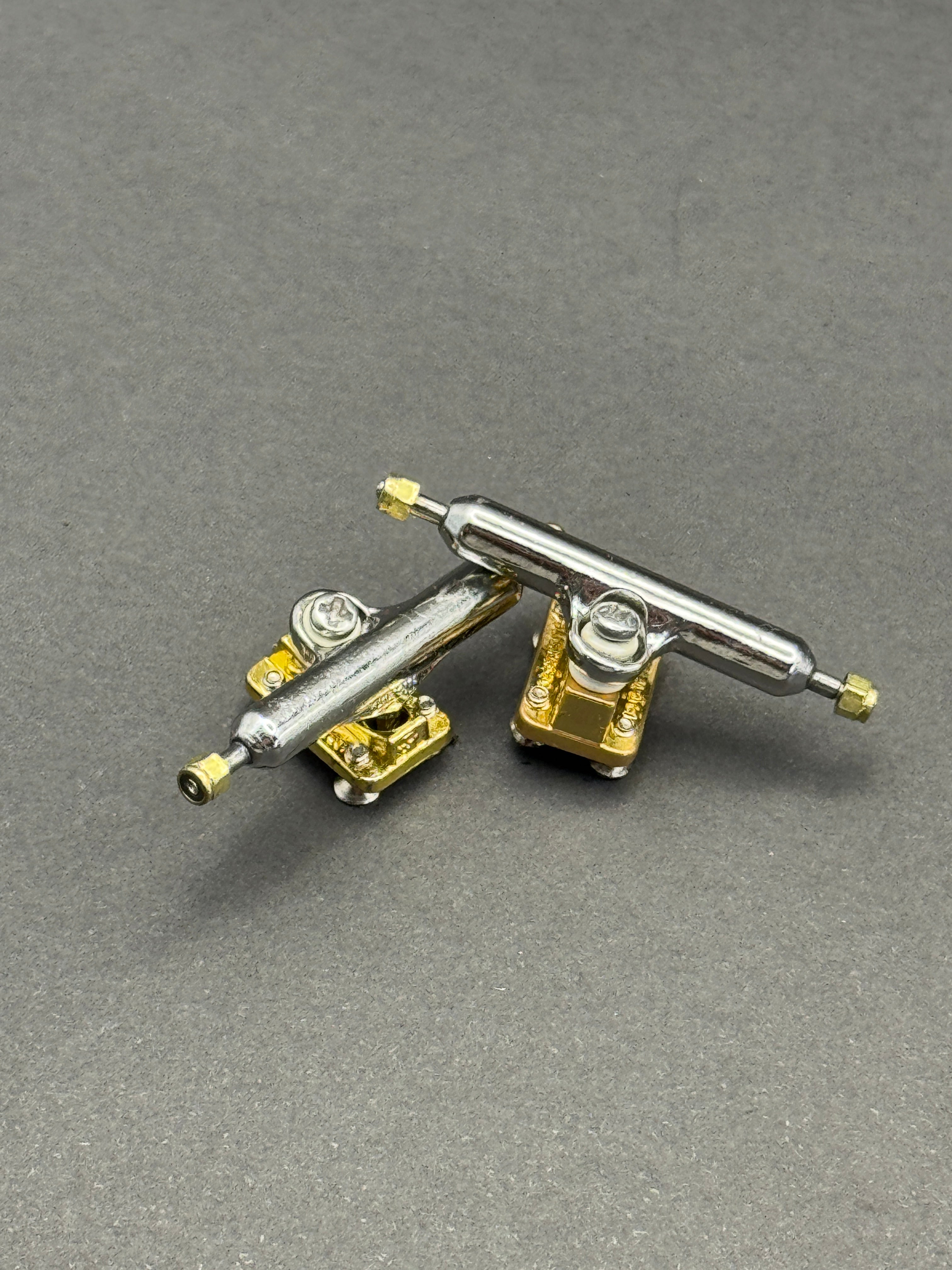 Blistered 34mm Chrome / Gold trucks – product photo