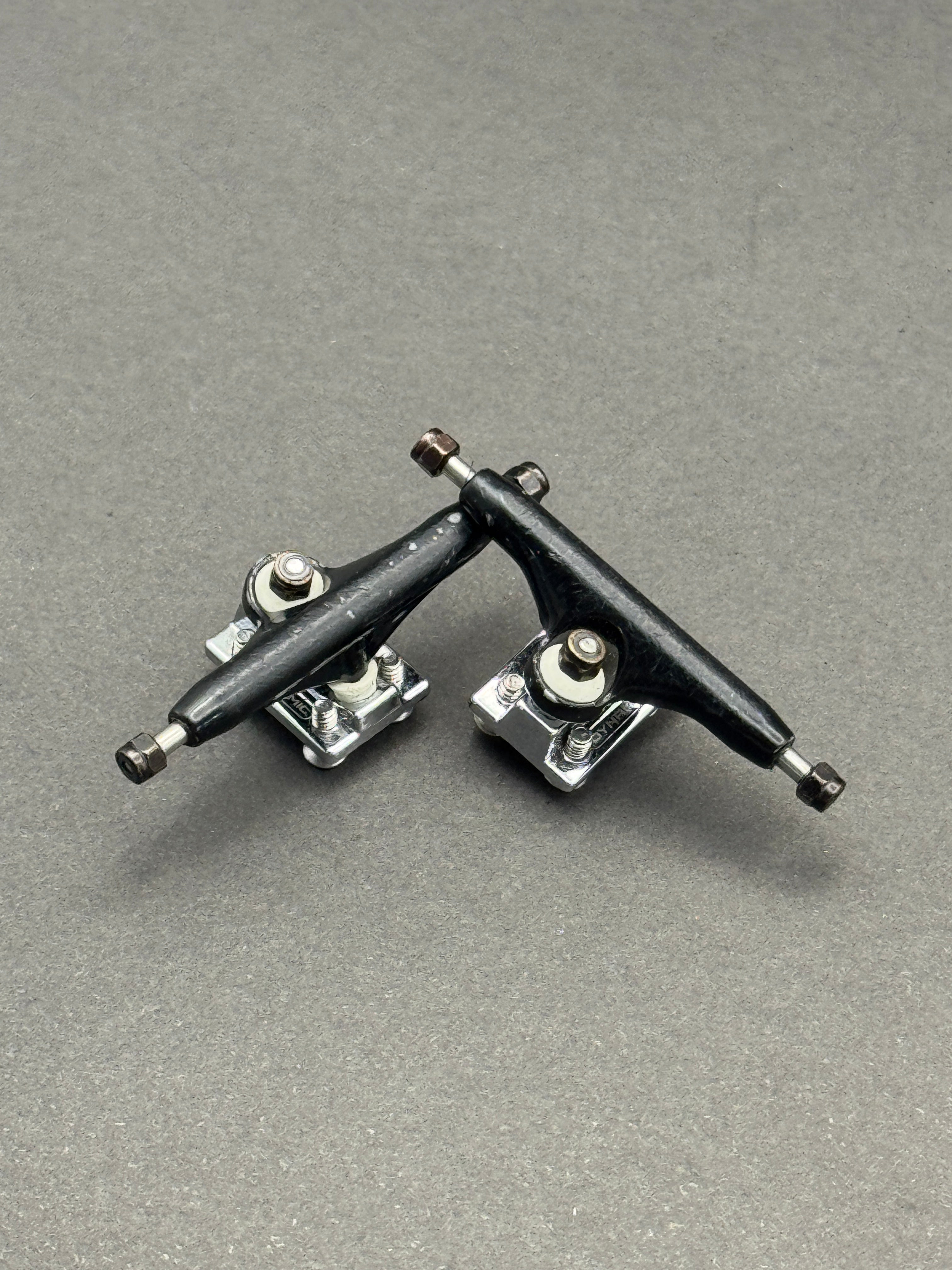 Dynamic SE 34mm Black / Chrome trucks – product photo