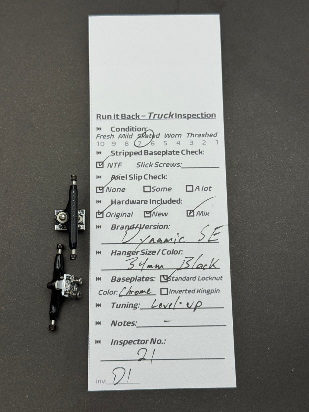 Dynamic SE 34mm Black / Chrome trucks – inspection card