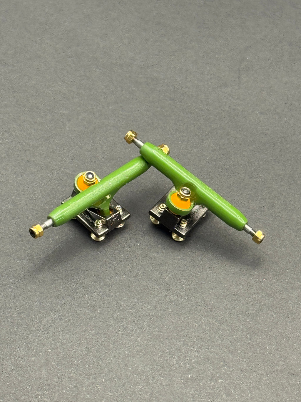 BRT 3.0 34mm Green / Black trucks – product photo