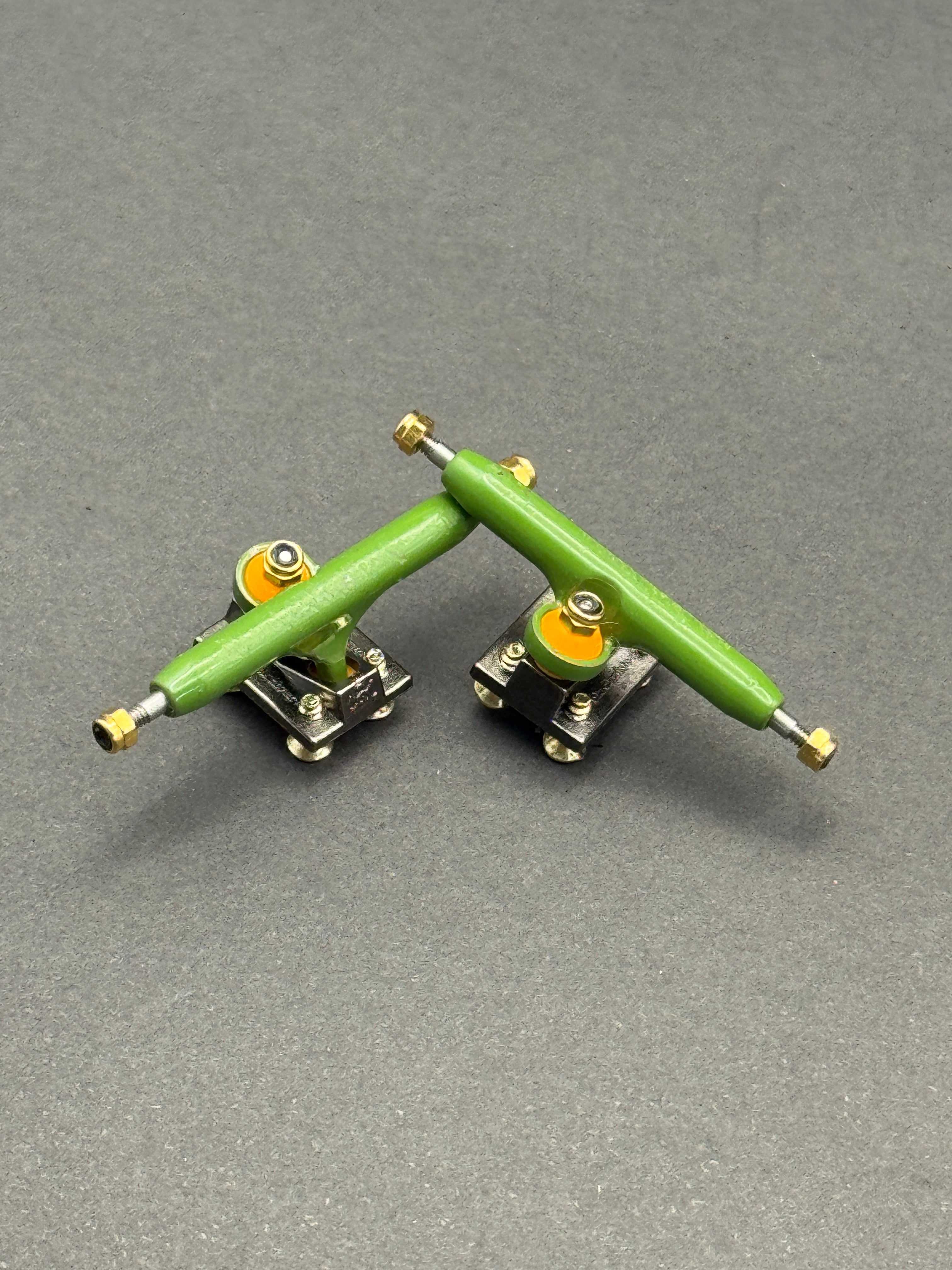 BRT 3.0 34mm Green / Black trucks – product photo