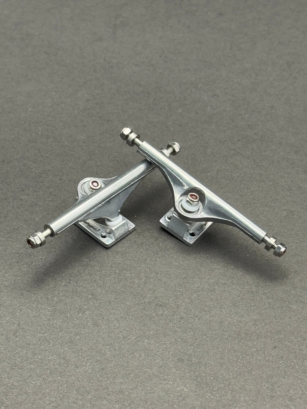 Caramel 3.0 40mm Aluminum trucks – product photo