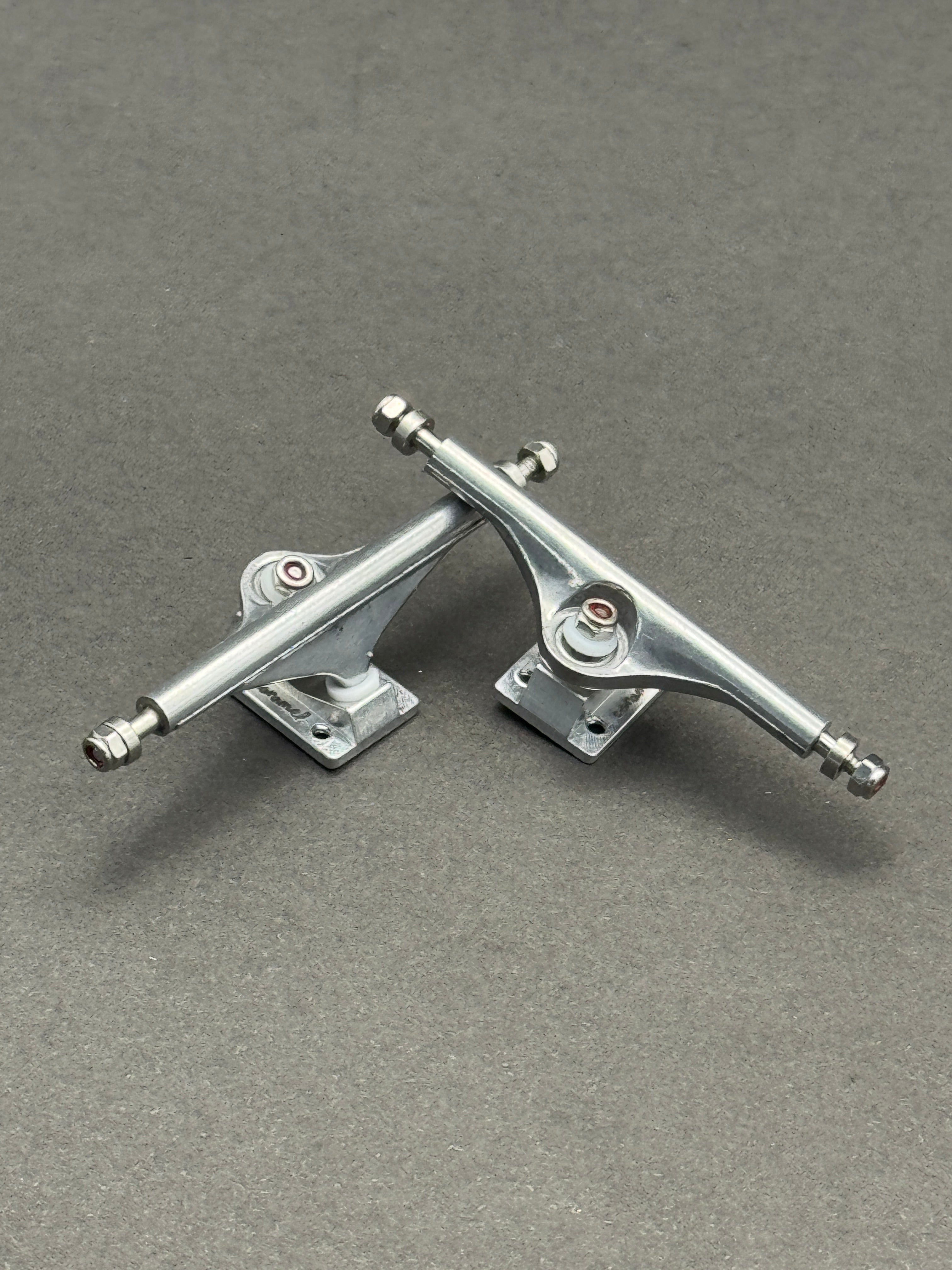Caramel 3.0 40mm Aluminum trucks – product photo