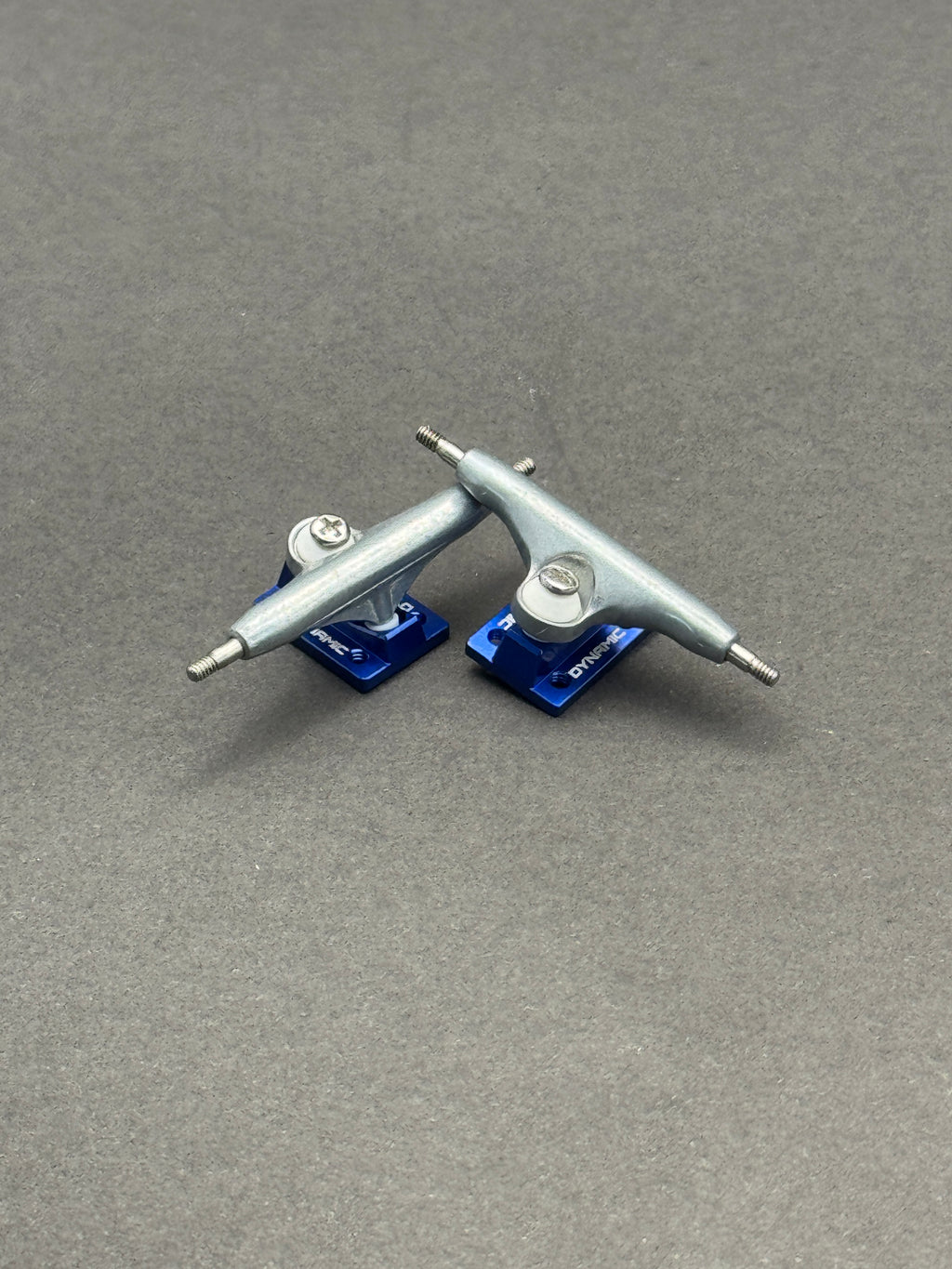 Dynamic 32mm Raw / Blue trucks – product photo