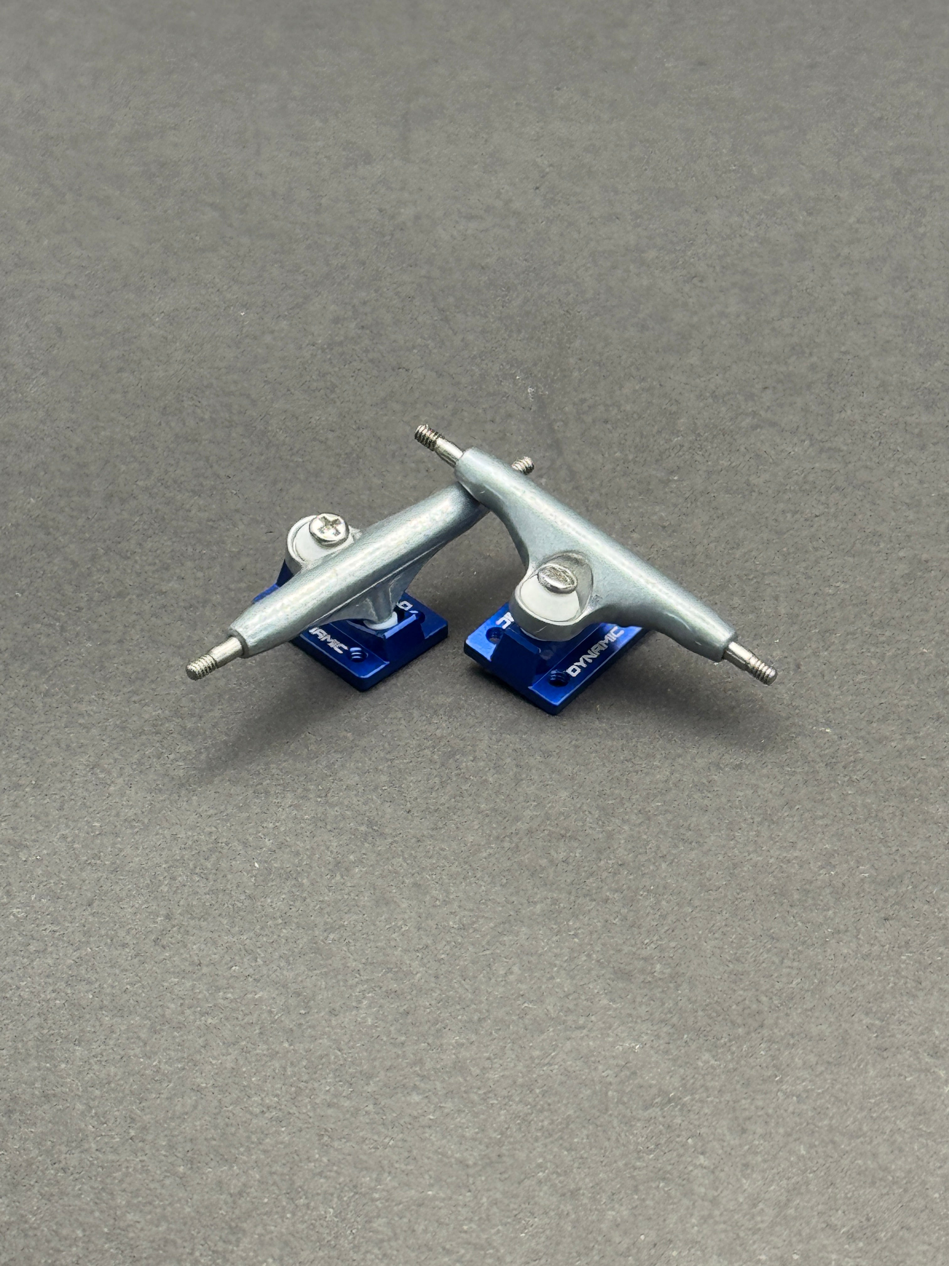 Dynamic 32mm Raw / Blue trucks – product photo