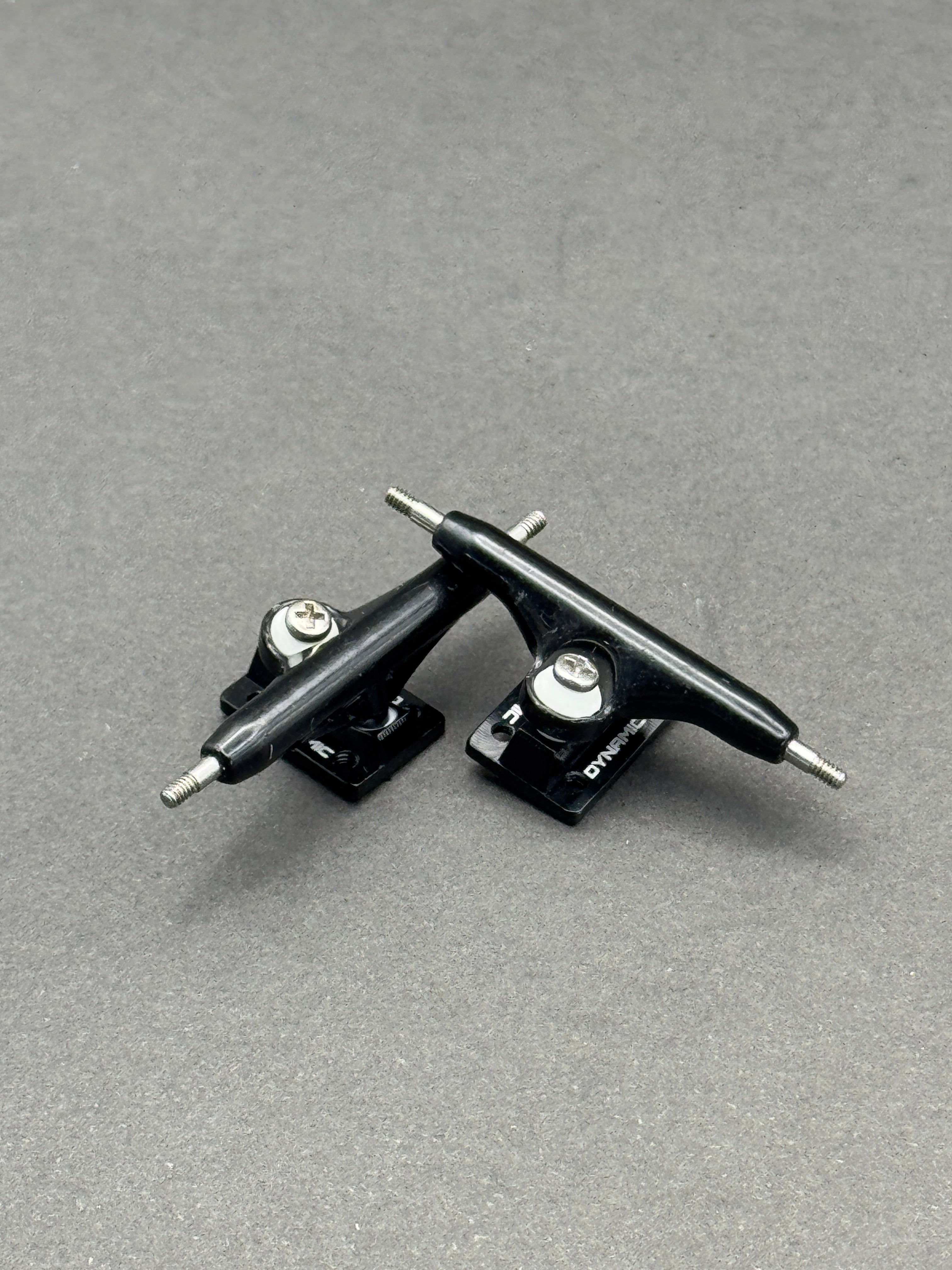 Dynamic 32mm Black trucks – product photo