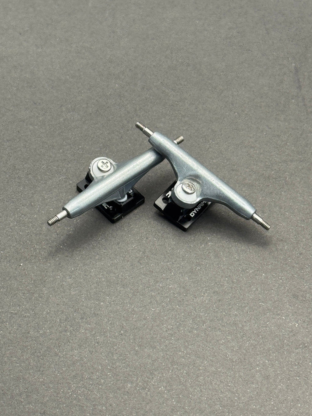 Dynamic 34mm Raw / Black trucks – product photo