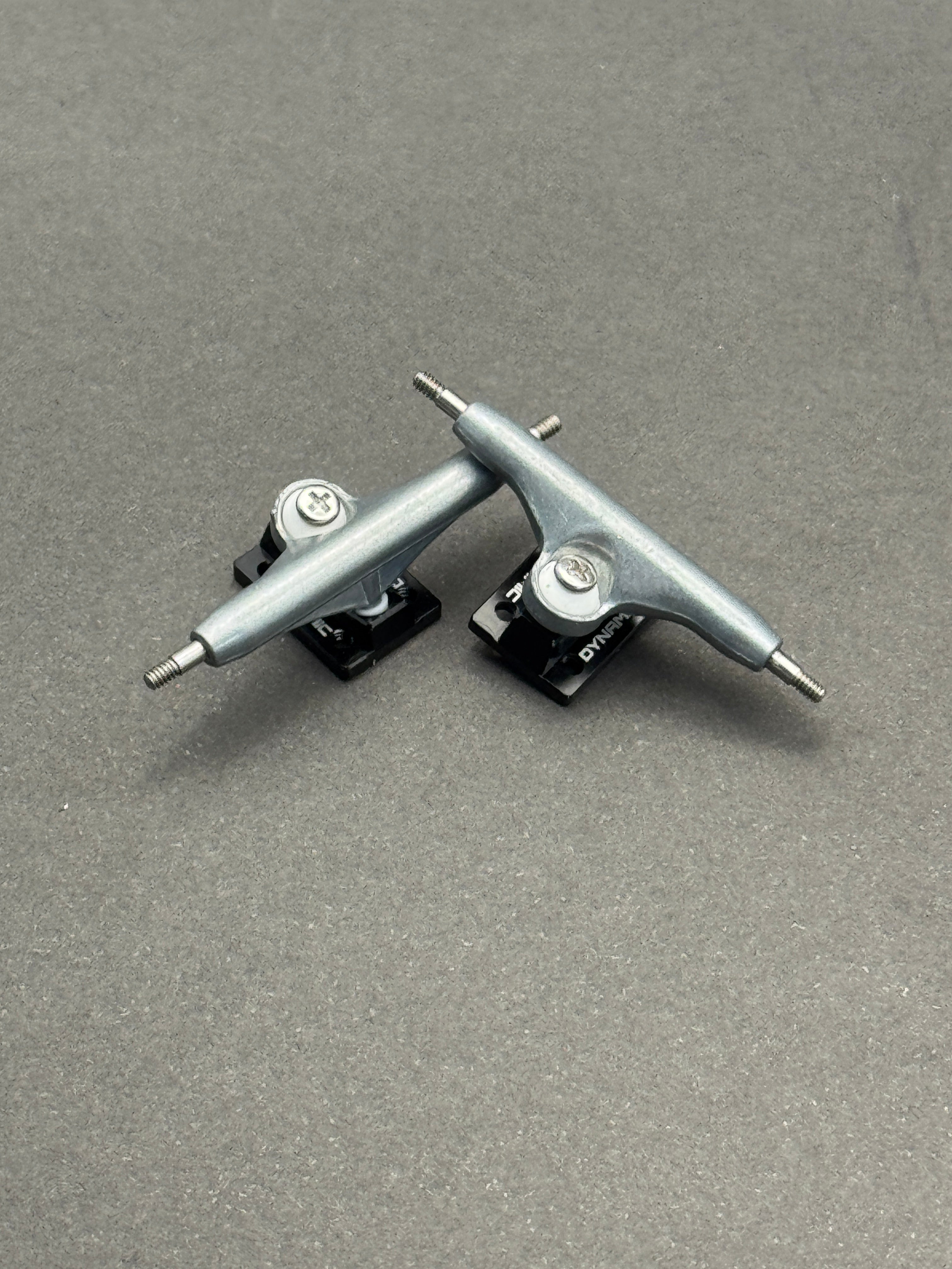 Dynamic 34mm Raw / Black trucks – product photo