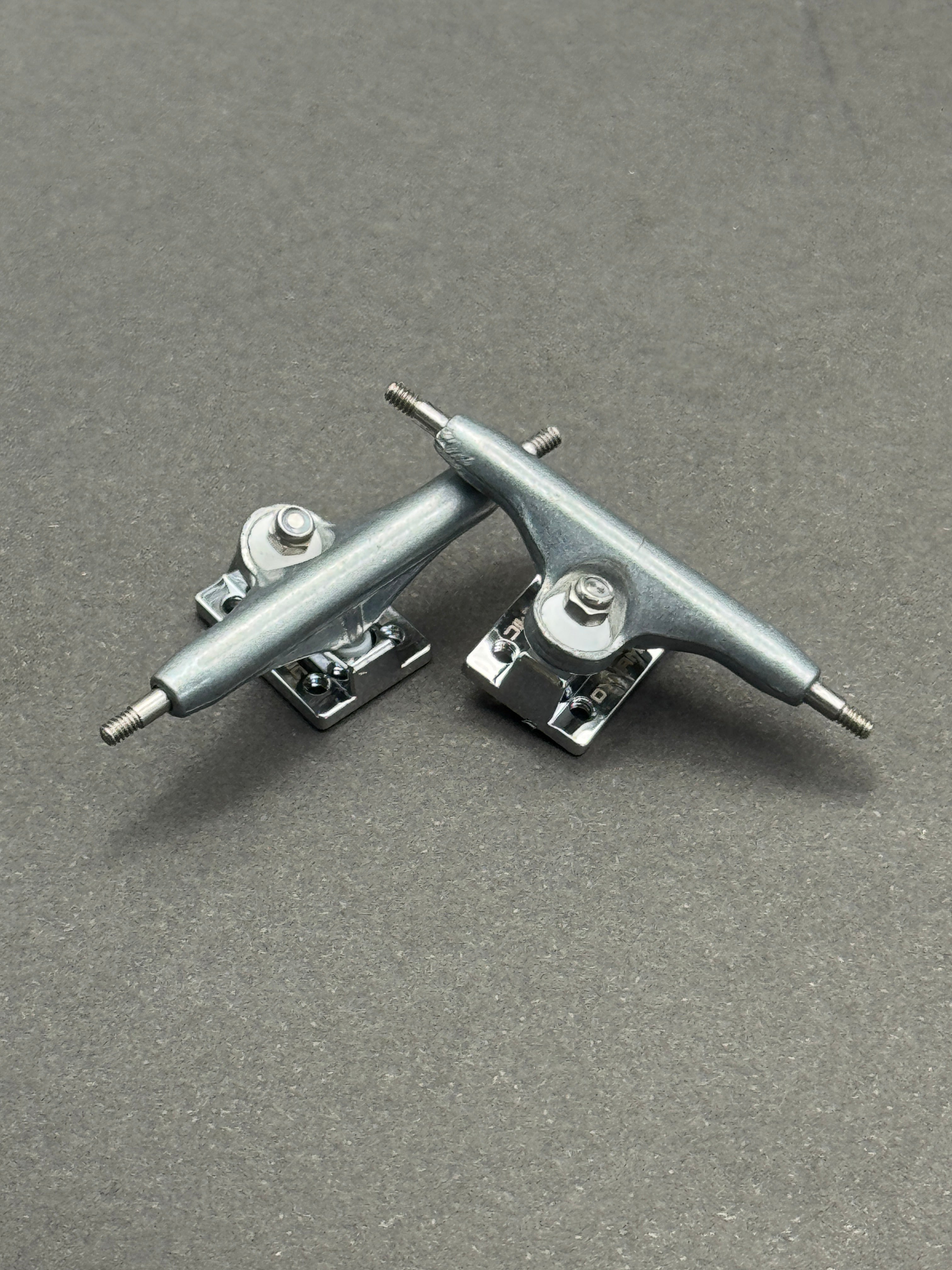 Dynamic SE 34mm Raw / Chrome trucks – product photo