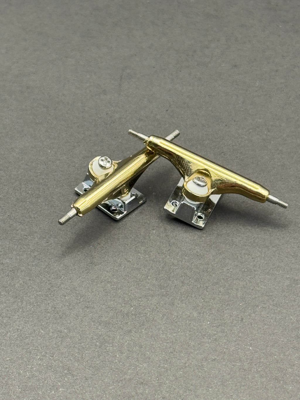Dynamic 34mm Gold / Chrome trucks – product photo