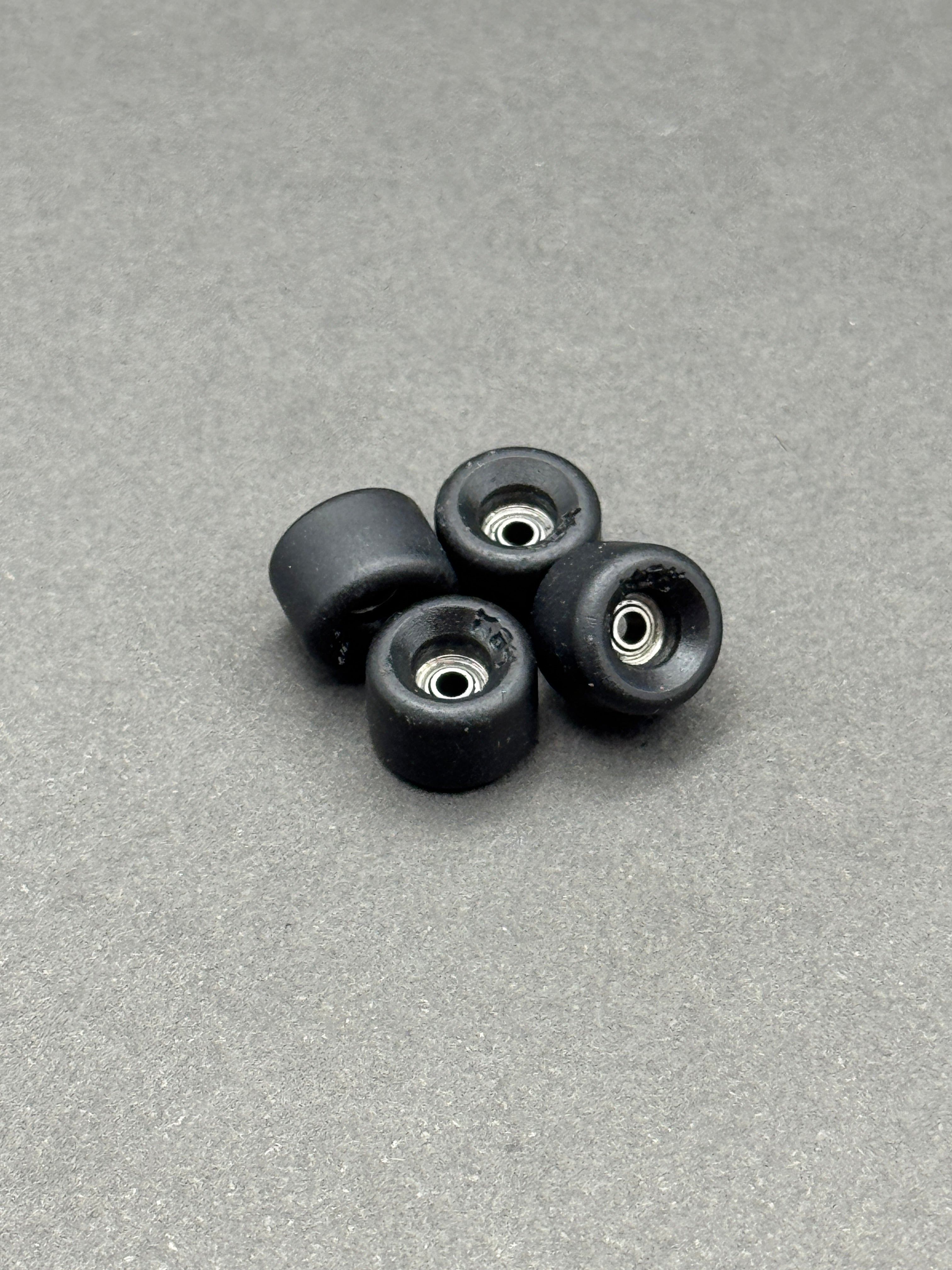 Bloob 84's Black fingerboard wheels – product shot