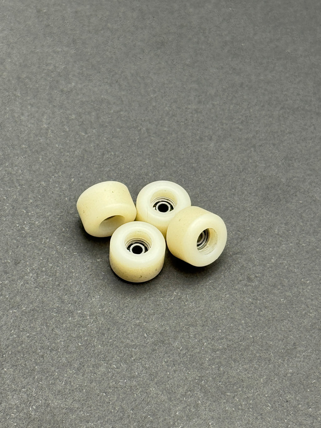 Daytona Records 8.0mm White fingerboard wheels – product shot