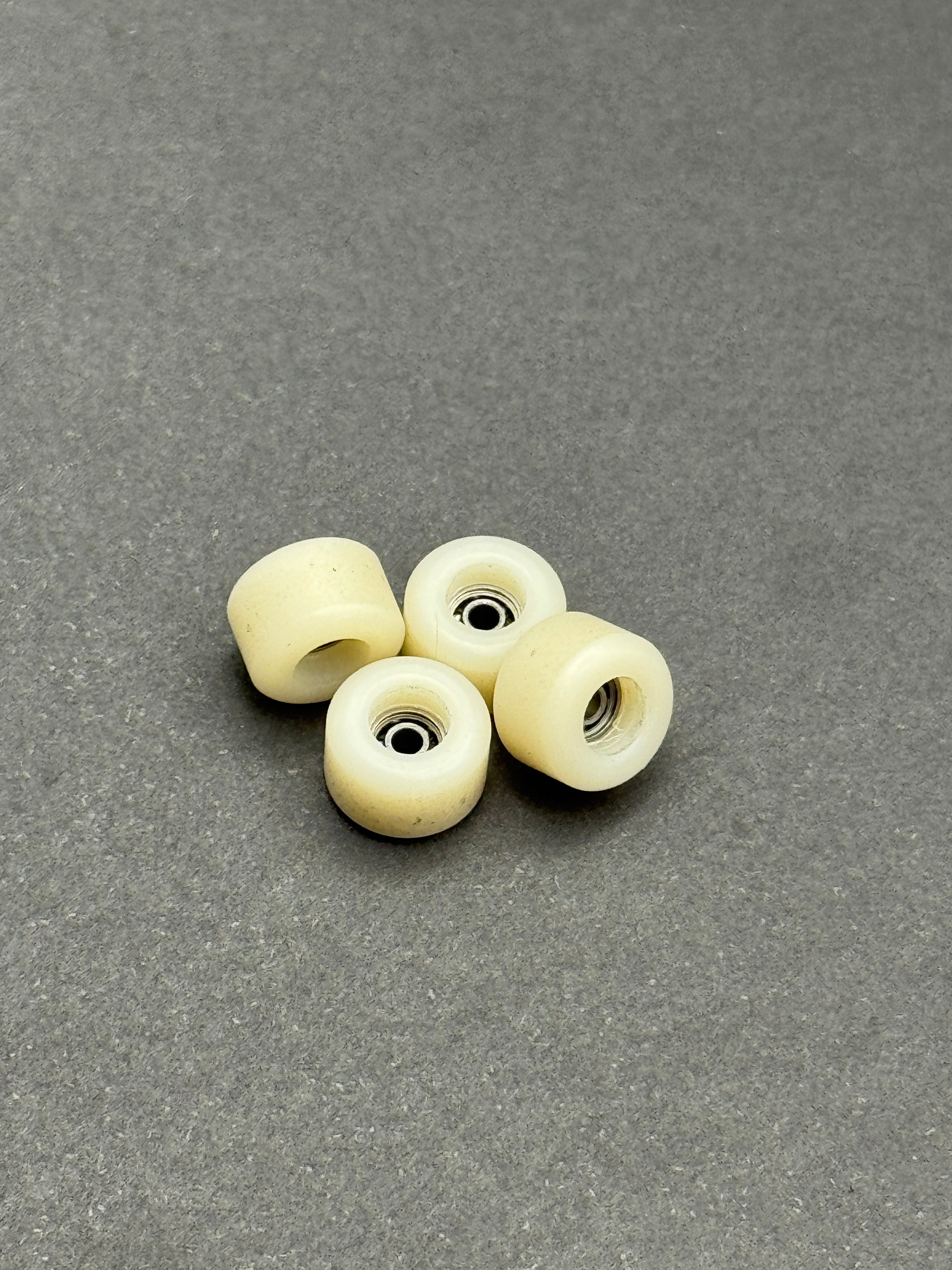Daytona Records 8.0mm White fingerboard wheels – product shot