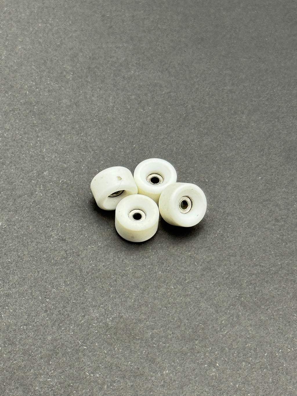 Igloo 7.9mm White fingerboard wheels – product shot