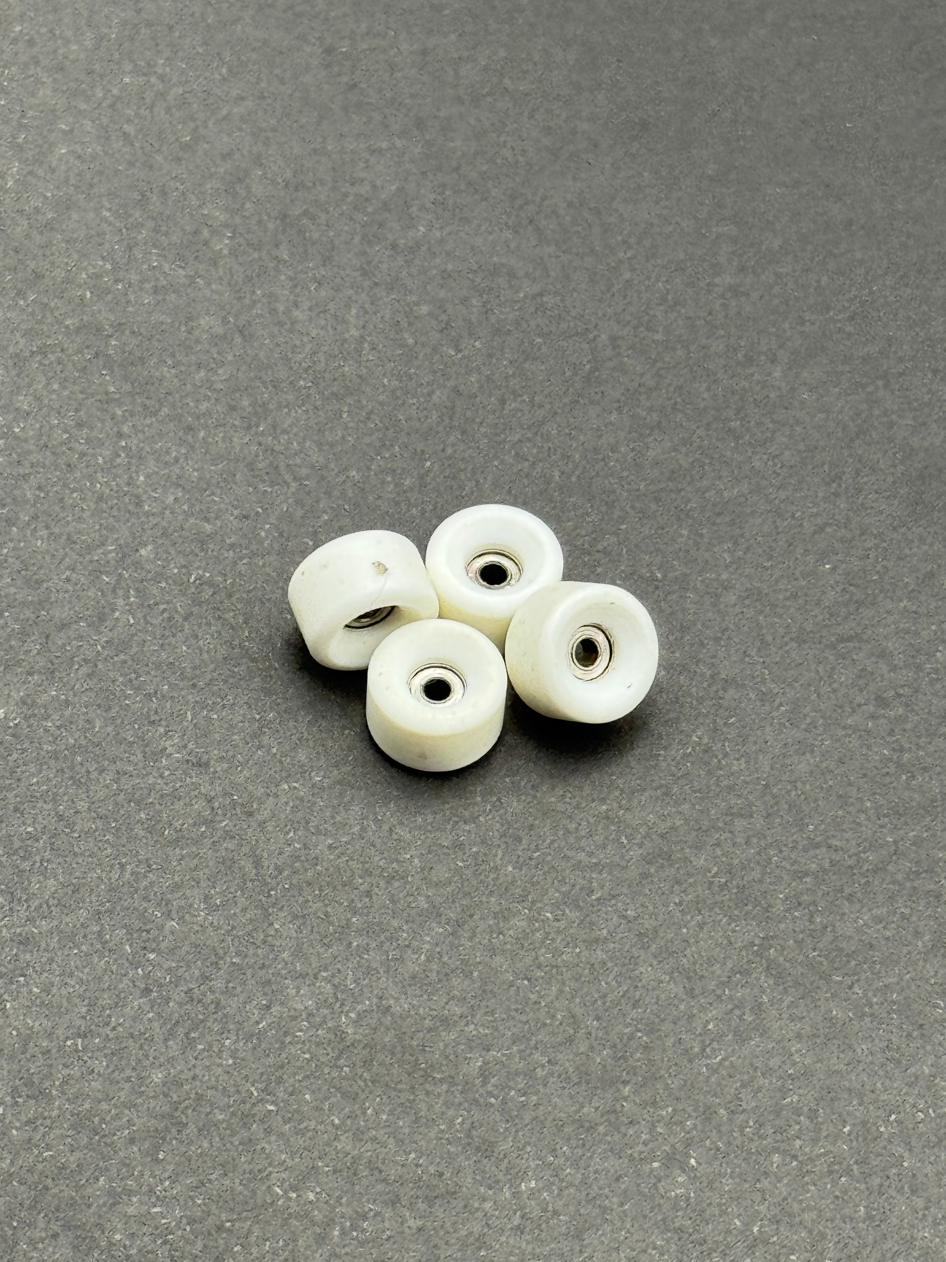 Igloo 7.9mm White fingerboard wheels – product shot