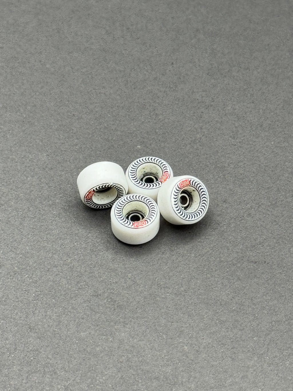 Piro Performance Graphic/White fingerboard wheels – product shot