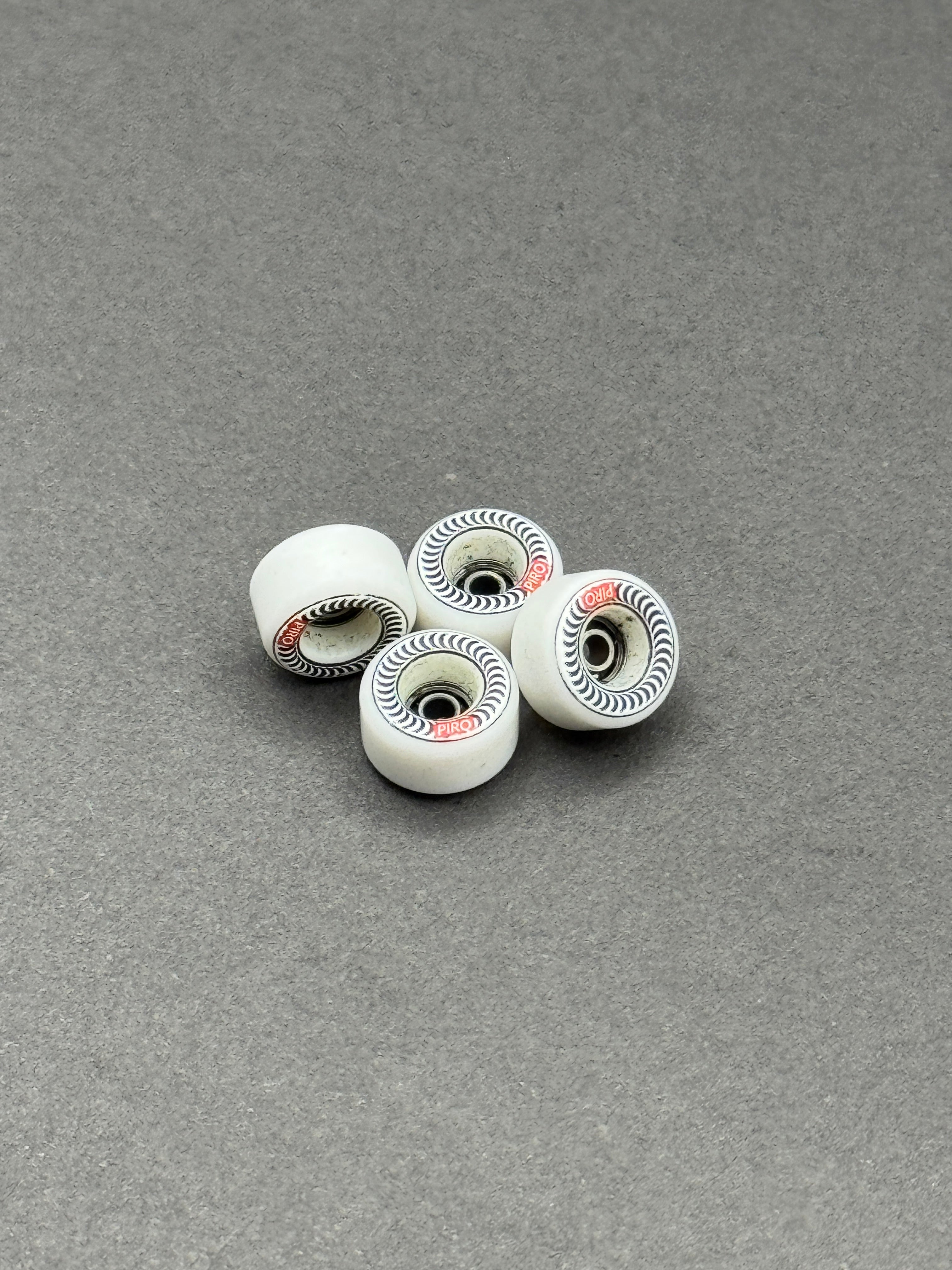 Piro Performance Graphic/White fingerboard wheels – product shot