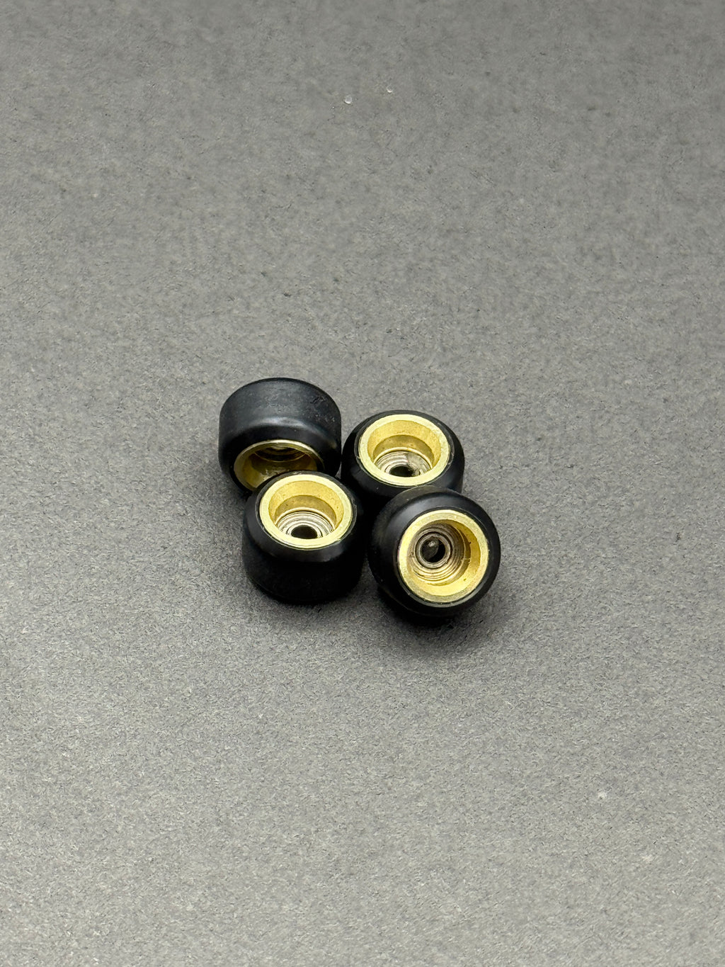 Cartwheels Alts P4 Black/Gold fingerboard wheels – product shot