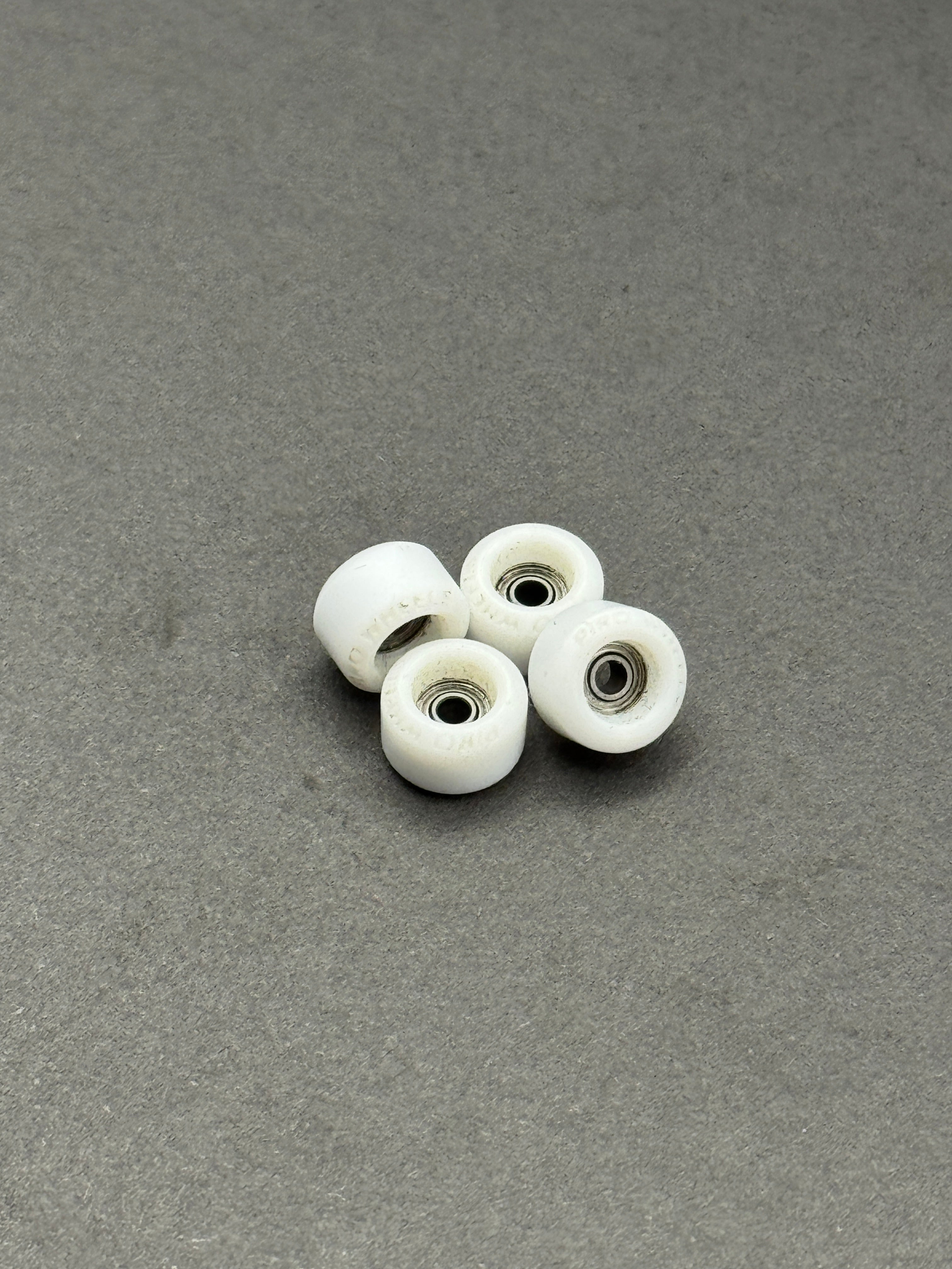 Piro Performance Mini Yeti White fingerboard wheels – product shot