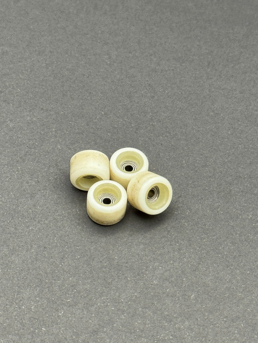 Dudeguy Dual Duro F1 White / F2 Tan fingerboard wheels – product shot