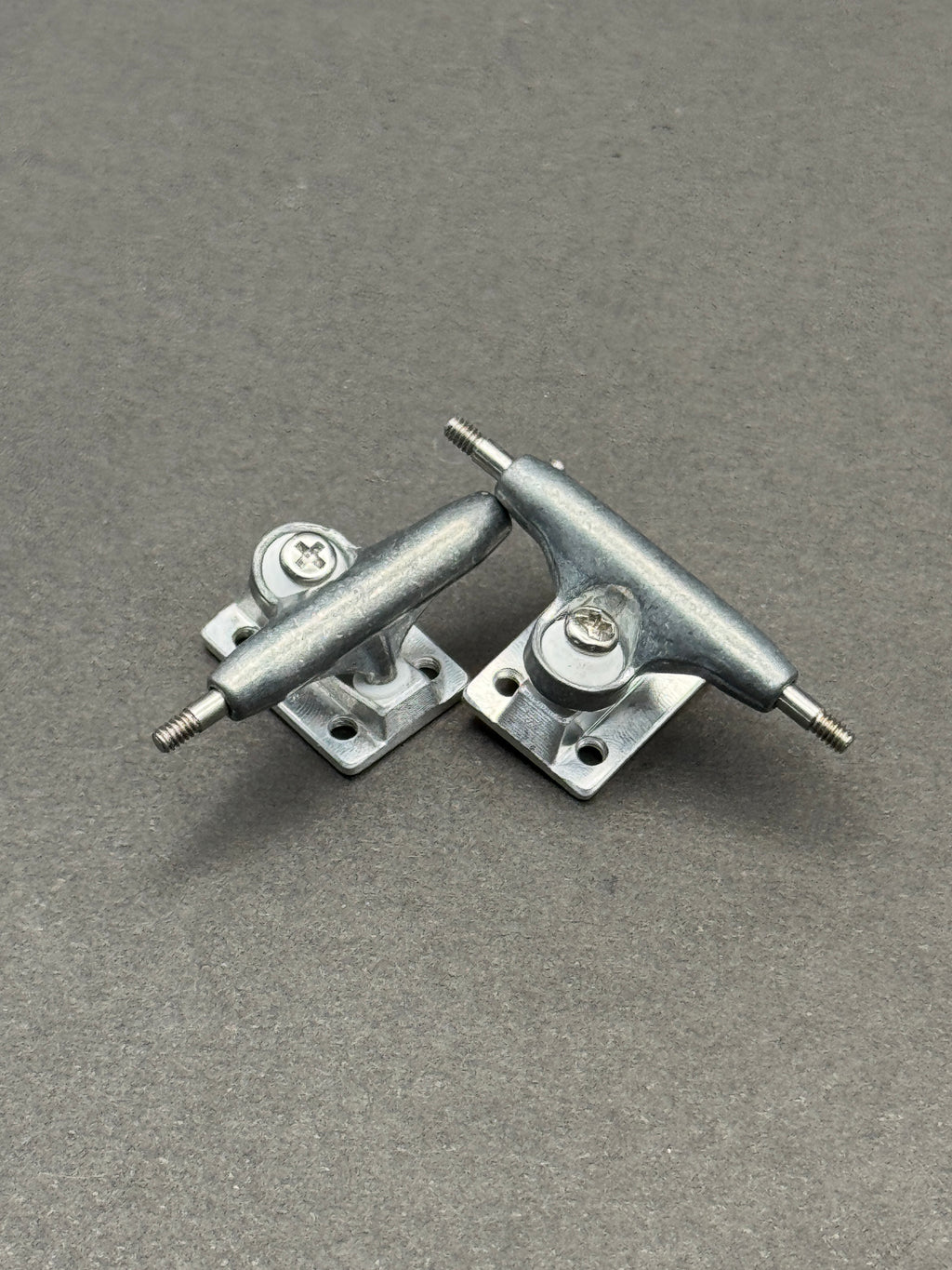 Dynamic SE 26mm Raw trucks with colored baseplates – inspection card