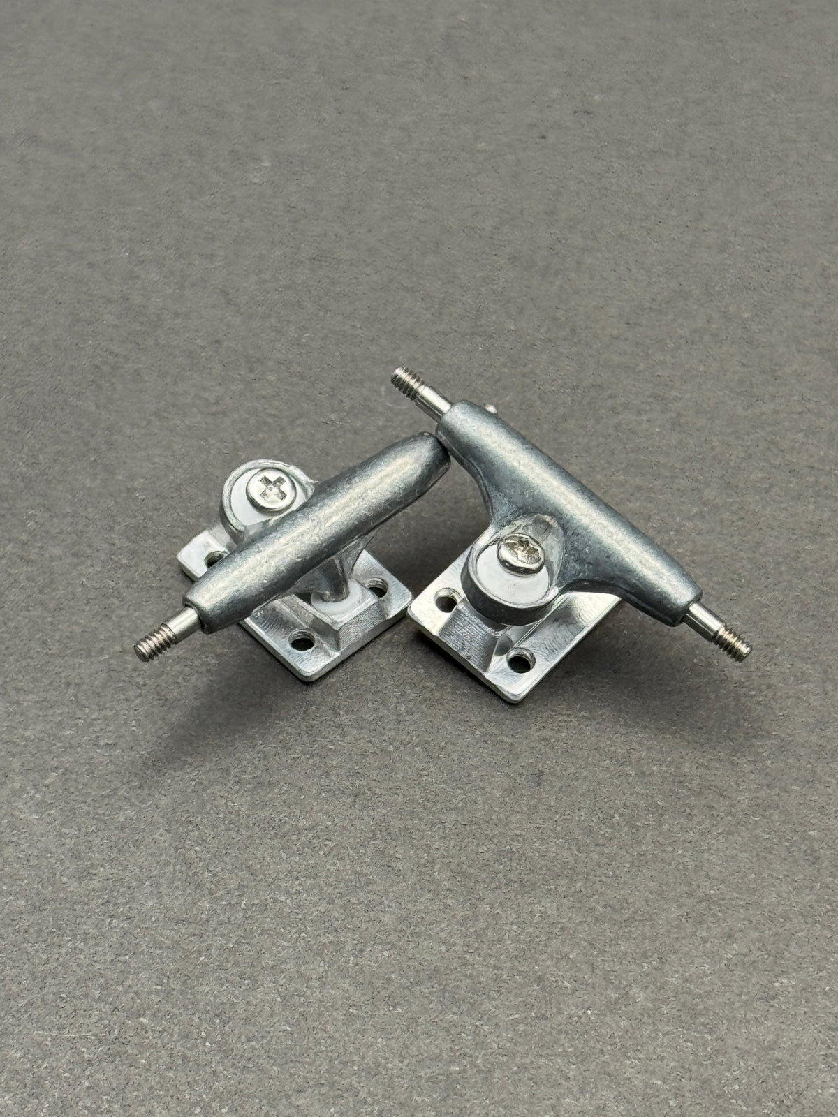 Dynamic SE 26mm Raw trucks with colored baseplates – inspection card