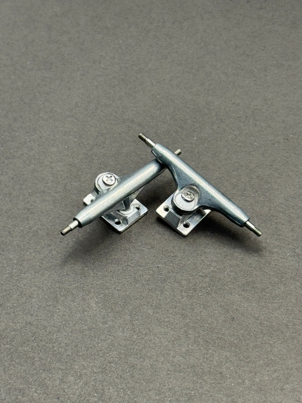 Dynamic SE 34mm Raw V1 trucks with inspection card