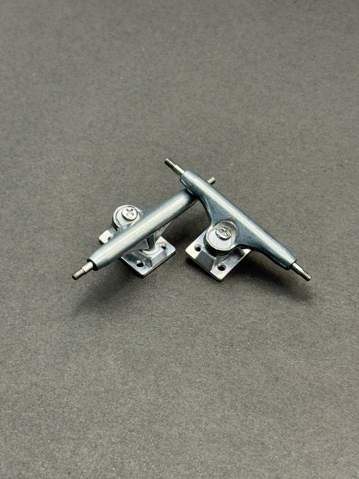 Dynamic SE 34mm Raw V1 trucks with inspection card
