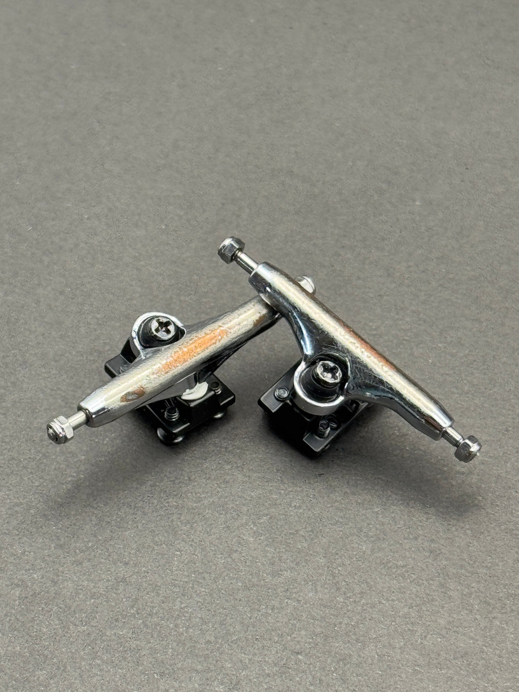Dynamic 34mm Chrome Black trucks with inspection card