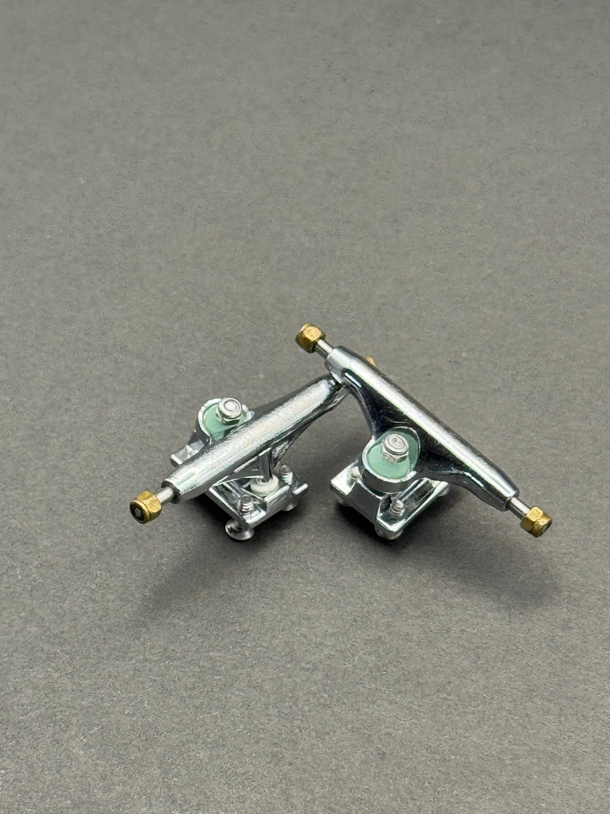Dynamic SE 32mm Chrome trucks with inspection card
