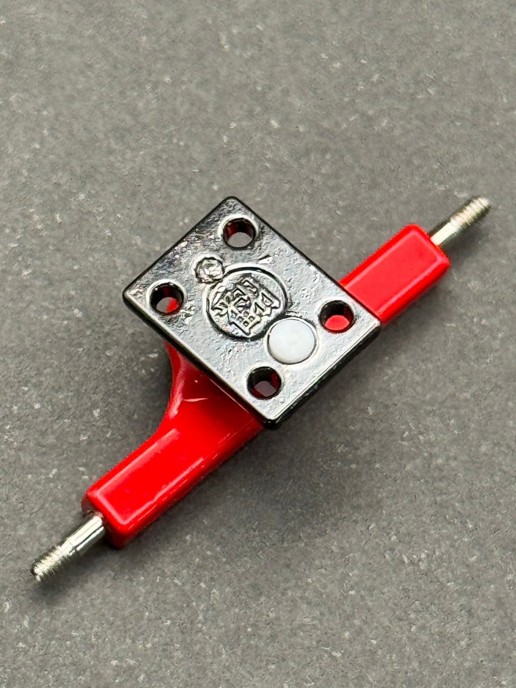 Fan Team 34mm Red / Black fingerboard trucks