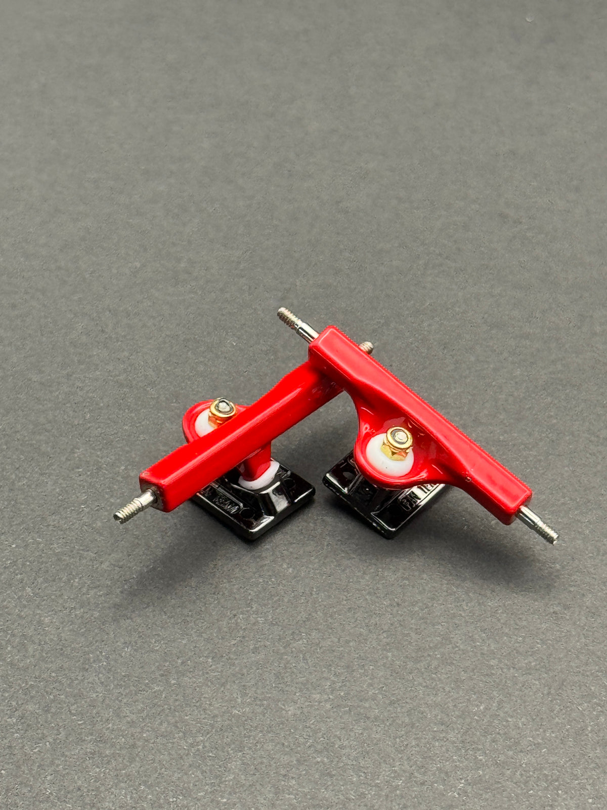 Fan Team 34mm White / Black fingerboard trucks
