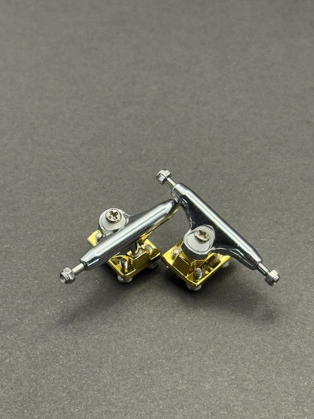 Dynamic 29mm Chrome Gold trucks with inspection card