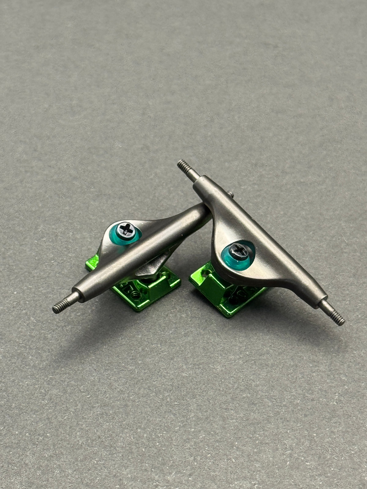 Obsins 34mm Gunmetal Green fingerboard trucks