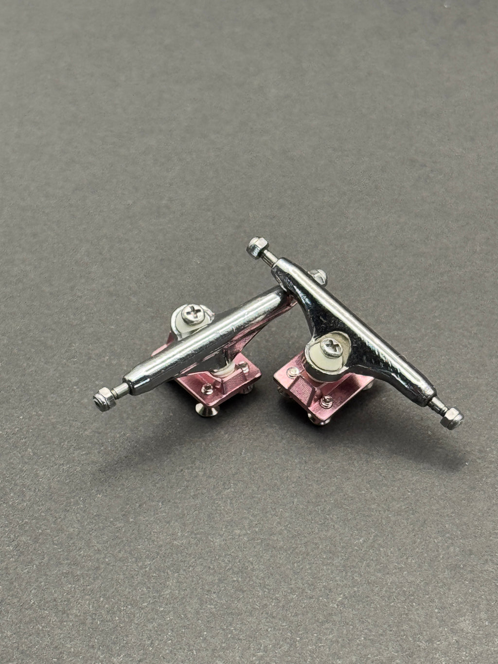 Dynamic 34mm Chrome Pink fingerboard trucks