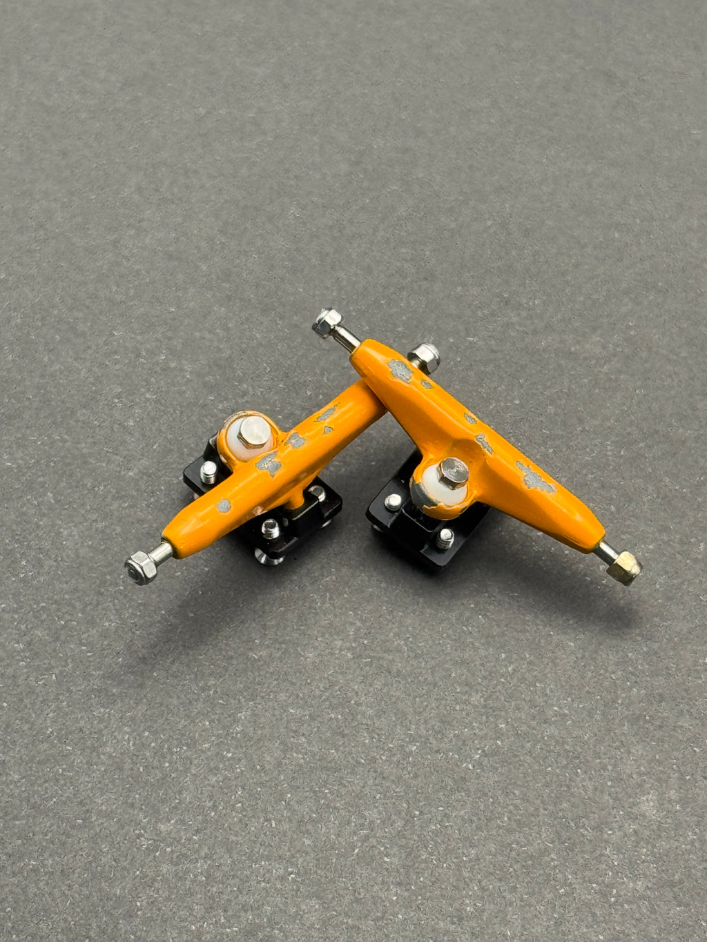 Deli T1 34mm Orange Black trucks with inspection card