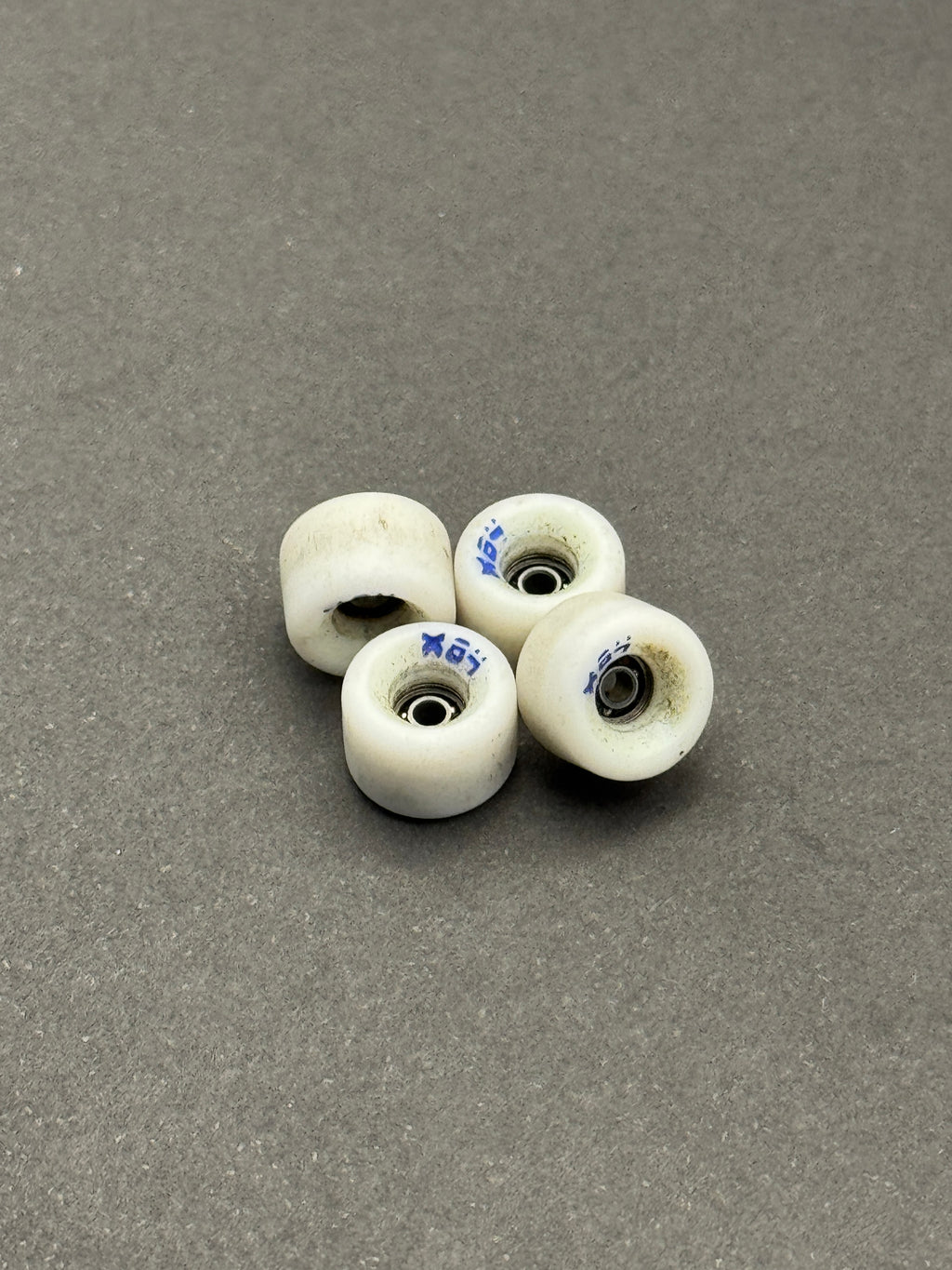 Bloob 84s White Blue fingerboard wheels