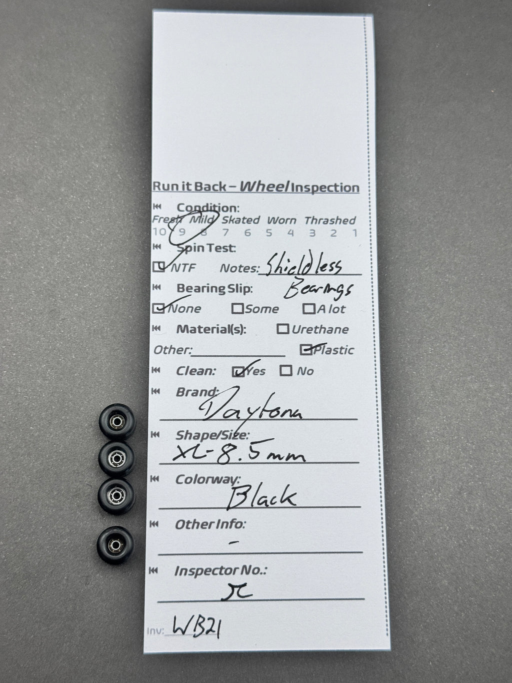 Daytona XL-8.5mm Black fingerboard wheels inspection card